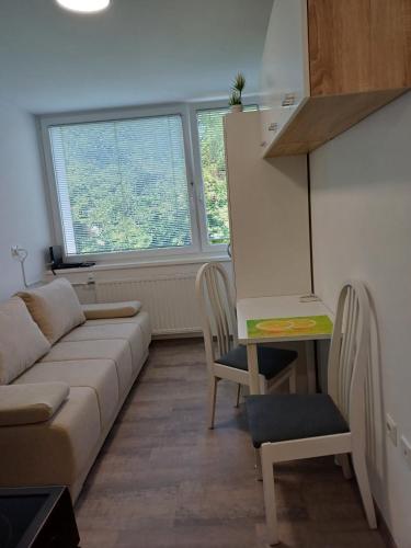 un soggiorno con divano e tavolo di Apartma Nadja a Maribor