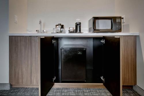 un microondas en la parte superior de una barra de cocina en Courtyard by Marriott Deptford, en Almonesson