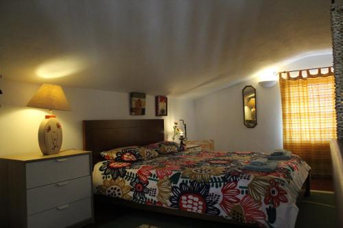 ForneloにあるCasa da Cercaのベッドとランプと窓のある寝室