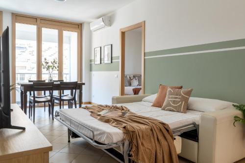 een woonkamer met een bank en een tafel bij Penthouse Midori in Florence