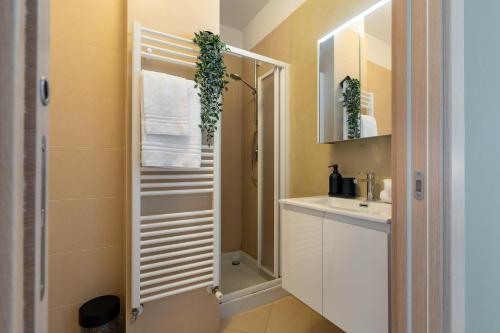 een badkamer met een toilet, een wastafel en een spiegel bij Penthouse Midori in Florence