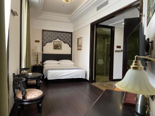 Una cama o camas en una habitación de GreenTree Eastern Hotel Tianjin Wuqing Wanda Plaza