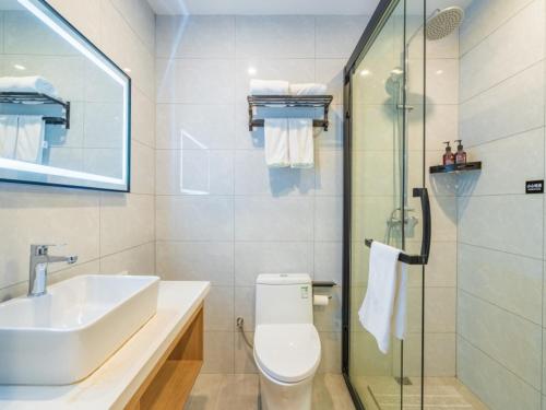 Ένα μπάνιο στο GreenTree Inn Express Hotel Tongcheng Xindu North Xin'an Road