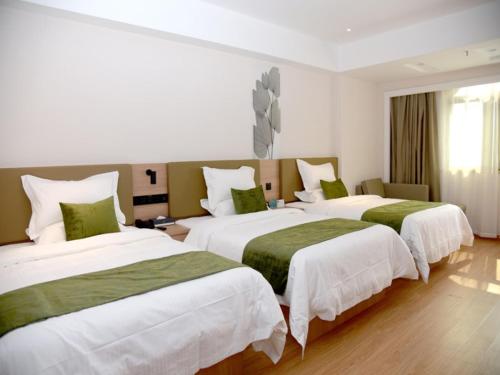 Ένα ή περισσότερα κρεβάτια σε δωμάτιο στο GreenTree Inn Express Hotel Heyuan N1 High Fountain