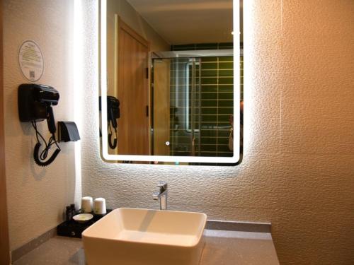 Ένα μπάνιο στο GreenTree Inn Express Hotel Heyuan N1 High Fountain