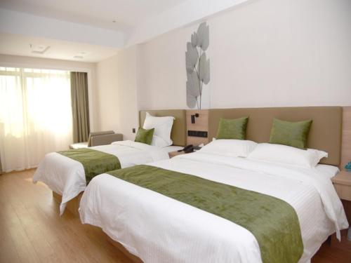 Ένα ή περισσότερα κρεβάτια σε δωμάτιο στο GreenTree Inn Express Hotel Heyuan N1 High Fountain