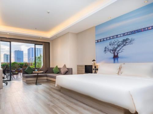 GreenTree Eastern Hotel Chongqing High-Speed North Railway Station North Square في تشونغتشينغ: غرفة نوم بسرير ابيض كبير وغرفة معيشة