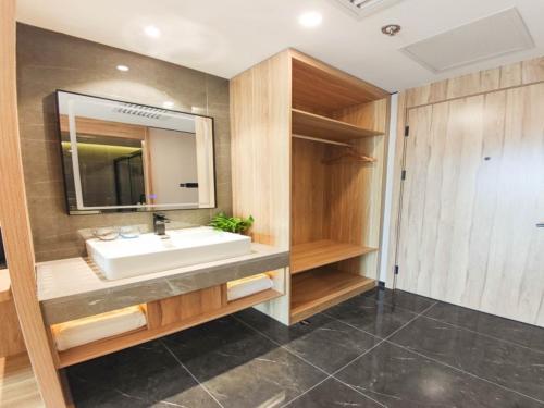 a bathroom with a sink and a mirror at GreenTree Inn Lanzhou Zhongchuan Airport in Hejialiang