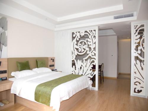 Ένα ή περισσότερα κρεβάτια σε δωμάτιο στο GreenTree Inn Express Hotel Heyuan N1 High Fountain