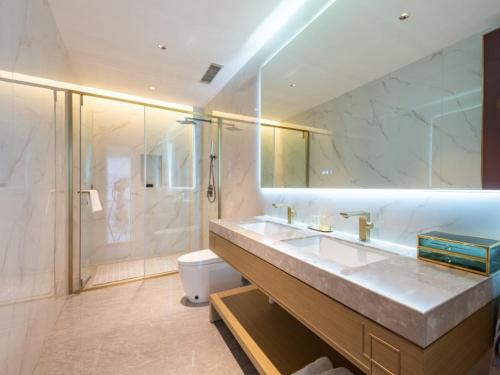 a large bathroom with a sink and a shower at VX Hotel Xuzhou Suining Remin Road in Suining
