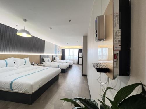 Dangshan的住宿－格菲安徽省宿州砀山县中原路酒店，酒店客房设有两张床和电视。