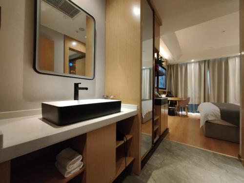 Кровать или кровати в номере GreenTree Eastern Hotel Xinjiang Urumqi Renmin Road