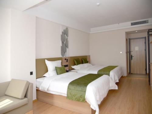Ένα ή περισσότερα κρεβάτια σε δωμάτιο στο GreenTree Inn Express Hotel Heyuan N1 High Fountain