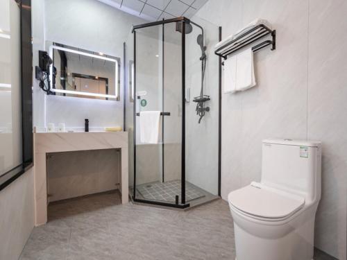 太倉市にあるGreenTree Inn Express Hotel Suzhou Taicang West Nanjing Roadのシャワー、トイレ、洗面台を備えたバスルーム