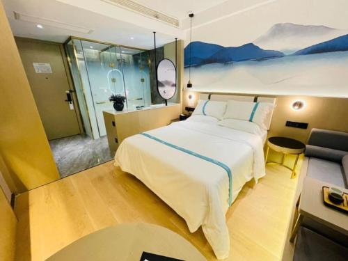 1 dormitorio grande con 1 cama grande y baño en VX Hotel Xiao County Railway Station Century Avenue zheshang Market, en Mengzhuang