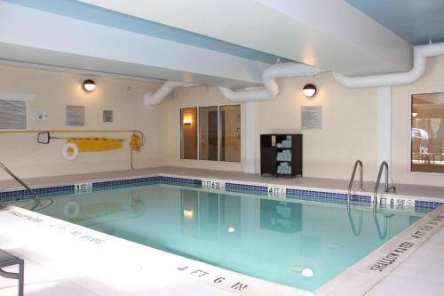 a large swimming pool in a hotel room at Fairfield by Marriott Inn & Suites Jonestown Lebanon Valley in Jonestown