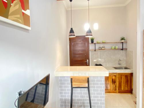 una cocina con isla en medio de una habitación en LaGriya Guest House, en Ketewel