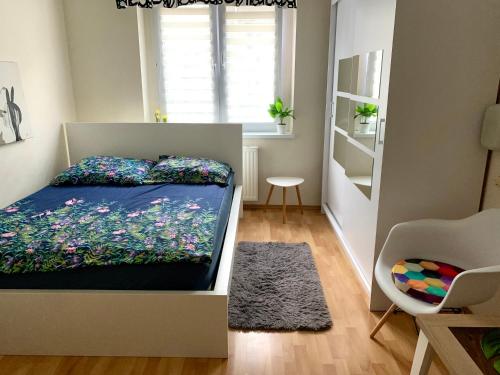 Un dormitorio con una cama en una habitación con ventana. en Apartament Joanna parter blisko Rynku, Onkologii i strefy ekonomicznej, en Gliwice