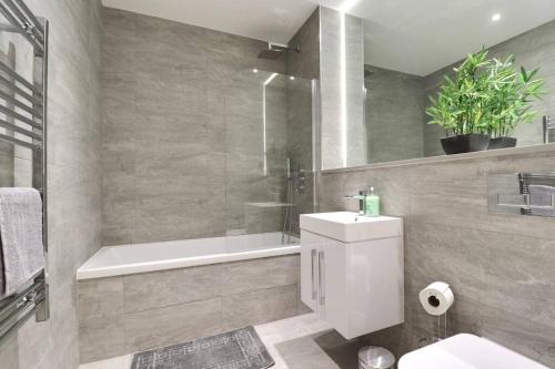 a bathroom with a toilet and a shower and a sink at Contractors l Holidays l Long Stays l Short Stays l WiFi l Remigro Short Lets in Saint Albans