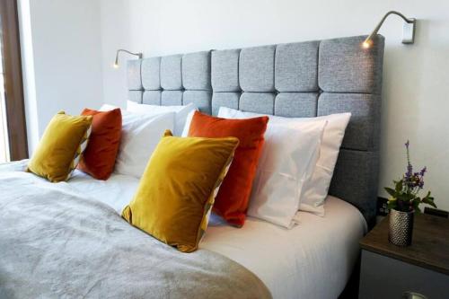 a bed with a bunch of pillows on it at Contractors l Holidays l Long Stays l Short Stays l WiFi l Remigro Short Lets in Saint Albans