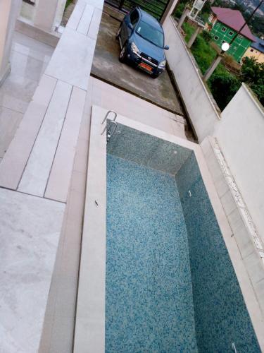 Der Swimmingpool an oder in der Nähe von Chambre de luxe chez FOUR IN ONE Résidence