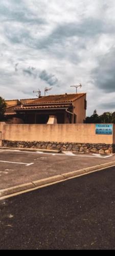 Photo de la galerie de l'établissement Petite Maison, toute équipée à 600m de la mer, à Fleury