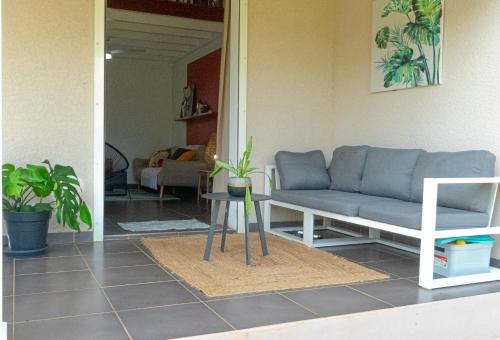 - un salon avec un canapé bleu et une table dans l'établissement Private House for Vacation, Castel, à Lamentin