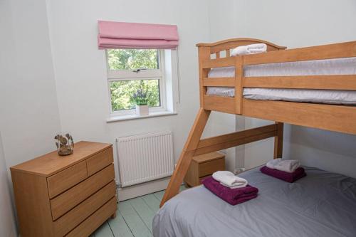 Katil dua tingkat atau katil-katil dua tingkat dalam bilik di Main House at White Horses, Bantham, South Devon with panoramic sea views across to Burgh Island