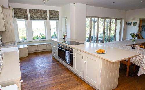 Η κουζίνα ή μικρή κουζίνα στο Main House at White Horses, Bantham, South Devon with panoramic sea views across to Burgh Island
