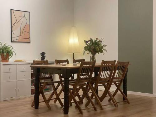 a dining room table with chairs and a lamp at Pia´s Guesthouse in Askeby