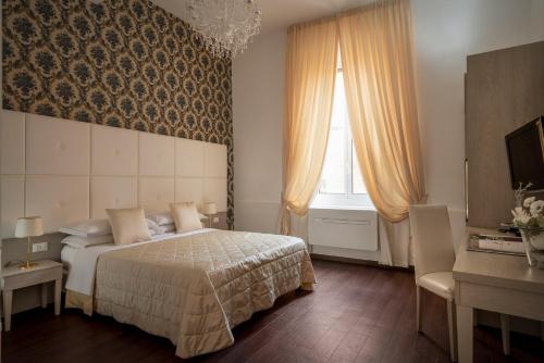 sypialnia z łóżkiem i oknem w obiekcie Albergo Rossini 1936 - Small & Charming w Bolonii