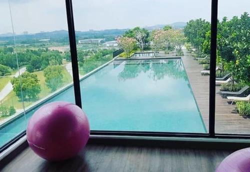 塞貝維的住宿－Islamic Santai Santai Homestay - Centrus Soho Cyberjaya，窗户前的游泳池,有粉红色的球