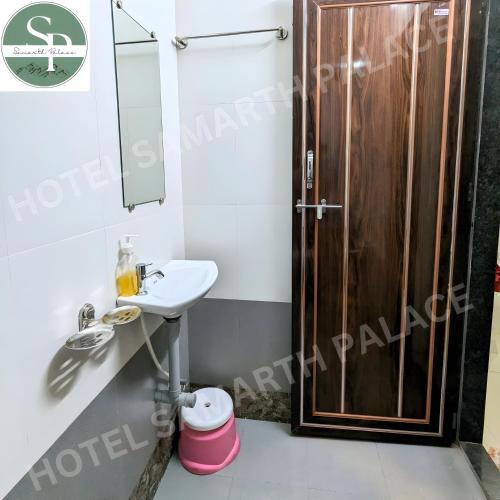 Hotel SAMARTH PALACE في ماهاباليشوار: حمام مع حوض ودش