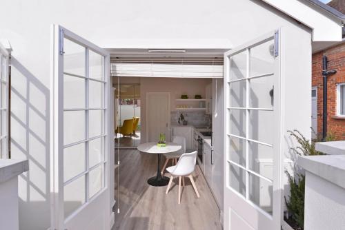 a kitchen and living room with a table and chairs at 1 bedroom flat in centre of Odiham- free parking in Odiham