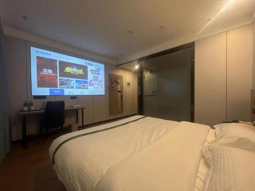 GreenTree Inn Express Hotel Suzhou Taicang West Nanjing Roadにあるベッド