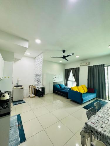 een woonkamer met een blauwe bank en gele kussens bij Bella Homestay by AK Group in Cyberjaya