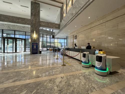 a lobby with a person sitting at a desk in a building at GreenTree Eastern Hotel Yiwu International Trade City in Yiwu