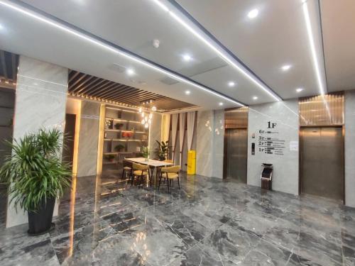 a lobby with a table and chairs in a room at GreenTree Eastern Hotel Huai'an University in Huai'an