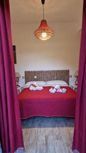 1 dormitorio con cama roja con sábanas rojas y cortinas rosas en Il Mare Di Roma, en Lido di Ostia