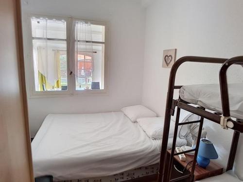 une chambre avec un lit superposé et une fenêtre dans l'établissement Appartement avec accès direct à la plage, à Saint Pierre La Mer