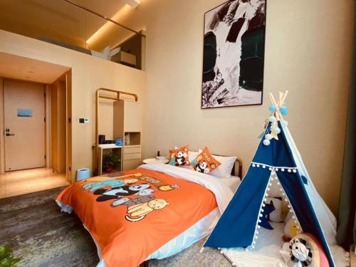 1 dormitorio con 1 cama grande con dosel azul en Geli Hotel Bengbu Wanda Plaza Nanxiang City, en Bengbu