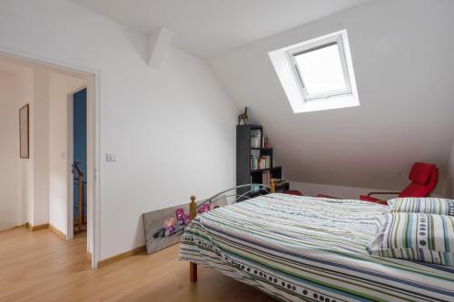 - une chambre avec un lit et une fenêtre dans l'établissement La Guinebaudière - Maison avec terrasse, à Naveil