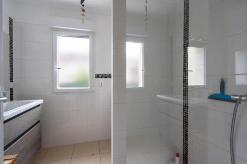 bagno con doccia e lavandino di La Guinebaudière - Maison avec terrasse a Naveil