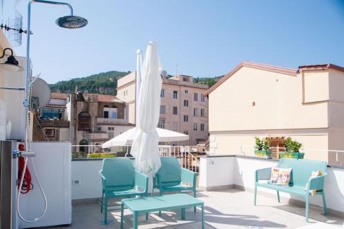 - un balcon avec des chaises et un parasol dans l'établissement Casa Dafne Sorrento Center, à Sorrente