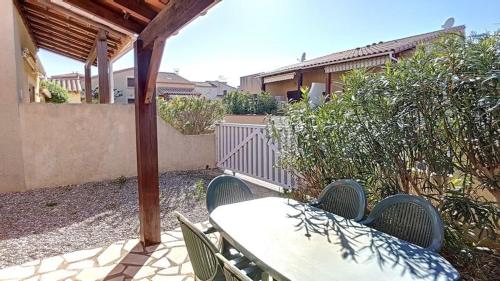 Pavillon T3 avec grande terrasse et résidence avec piscine et tennis