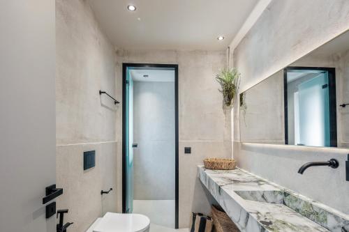 Bilik mandi di Troia Villas