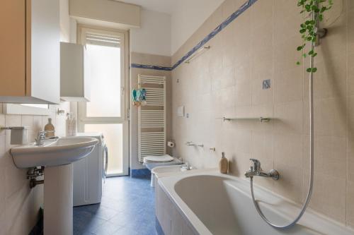 a bathroom with a tub and a sink and a toilet at Casa Limone by Wonderful Italy in Bologna