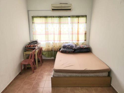 Llit o llits en una habitació de Reyza Homestay KKB