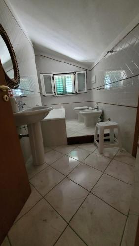 La salle de bains est pourvue d'un lavabo, de 2 lavabos et d'un miroir. dans l'établissement Dimora1 MGM, à Marconia