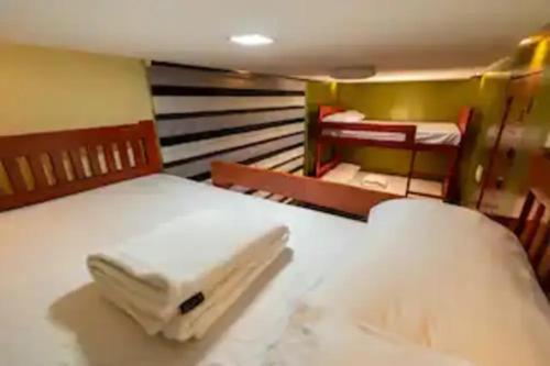 um pequeno quarto com uma cama e 2 beliches em CIDNYLAND FARM AND RESORT TANAY em Tanay